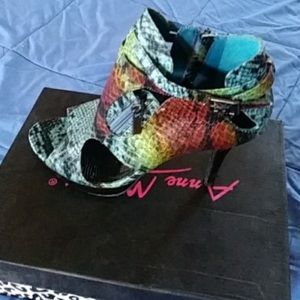 Super hot!! Printed multicolor high heels